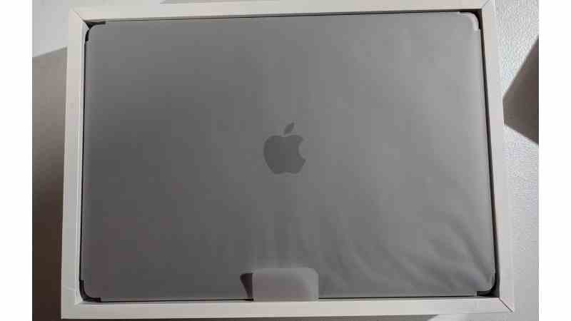 M2 MacBook Pro 13 inch unboxing